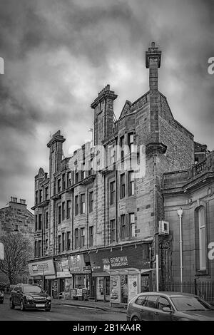 Glasgow, SCHOTTLAND - 25. JANUAR 2020: Ein typischer Mietsblock aus rotem Sandstein im Partick-Gebiet im Westen der Stadt mit einem schwarz-weißen Schnitt. Stockfoto