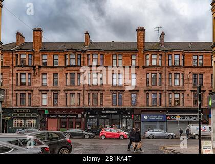 Glasgow, SCHOTTLAND - 25. JANUAR 2020: Ein typischer roter Mietsblock aus Sandstein im Partick-Gebiet im Westen der Stadt. Stockfoto