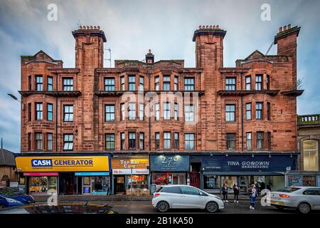 Glasgow, SCHOTTLAND - 25. JANUAR 2020: Ein typischer roter Mietsblock aus Sandstein im Partick-Gebiet im Westen der Stadt. Stockfoto