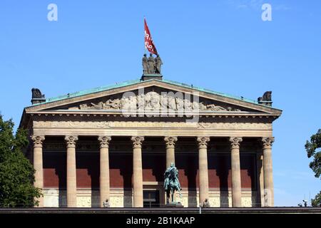 Alte Nationalgalerie auf Museumsinsel mit Reiterstandbild von Friedrich Wilhelm IV., Berlin, 08-17-2013 Stockfoto