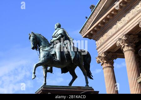 Alte Nationalgalerie auf Museumsinsel mit Reiterstandbild von Friedrich Wilhelm IV., Berlin, 08-17-2013 Stockfoto