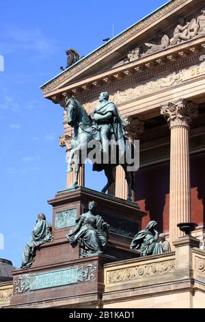 Alte Nationalgalerie auf Museumsinsel mit Reiterstandbild von Friedrich Wilhelm IV., Berlin, 08-17-2013 Stockfoto