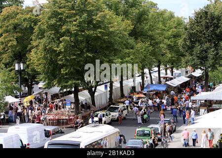 Sonntags-Flohmarkt auf der Straße des 17. Juni im Tiergarten, Berlin, Deutschland Stockfoto