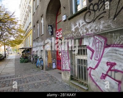 Bunt bemalte, unsanierte Häuser am Prenzlauer Berg, Berlin, Deutschland Stockfoto