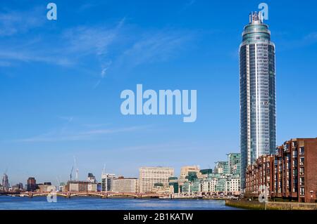 ST George's Wharf Tower und Vauxhall Bridge an der South Bank of the Thames, London UK Stockfoto