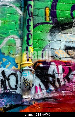 Graffiti-bedeckte Wand- und Ablaufrohre, Hosier Street, Melbourne Lanes, Melbourne, Victoria, Australien Stockfoto
