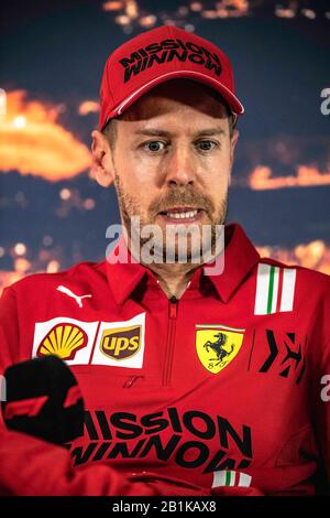 Barcelona, Spanien. Februar 2020. Sebastian VETTEL (GER) vom Team Ferrari besucht die Presse am vierten Tag der Winterprüfung der Formel 1 auf dem Circuit de Catalunya Credit: Matthias Oesterle/Alamy Live News Stockfoto