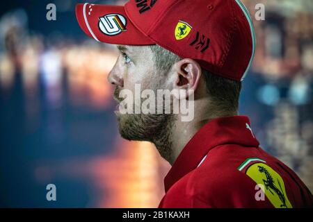 Barcelona, Spanien. Februar 2020. Sebastian VETTEL (GER) vom Team Ferrari besucht die Presse am vierten Tag der Winterprüfung der Formel 1 auf dem Circuit de Catalunya Credit: Matthias Oesterle/Alamy Live News Stockfoto