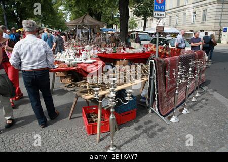 Sonntags-Flohmarkt auf der Straße des 17. Juni, Tiergarten, Berlin, Deutschland Stockfoto
