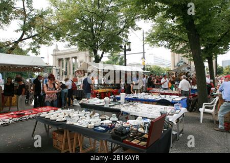 Sonntags-Flohmarkt auf der Straße des 17. Juni, Tiergarten, Berlin, Deutschland Stockfoto