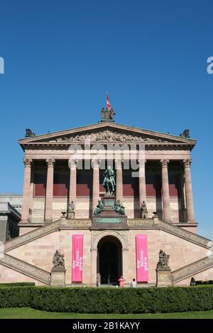 Alte Nationalgalerie auf Museumsinsel mit Reiterstandbild von Friedrich Wilhelm IV., Berlin, 08-17-2013 Stockfoto