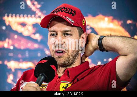 Barcelona, Spanien. Februar 2020. Sebastian VETTEL (GER) vom Team Ferrari besucht die Presse am vierten Tag der Winterprüfung der Formel 1 auf dem Circuit de Catalunya Credit: Matthias Oesterle/Alamy Live News Stockfoto