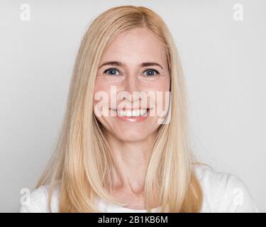 Kopfschuss einer glücklichen Frau mittleren Alters mit perfekter weicher Haut Stockfoto