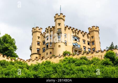 Füssen, Deutschland - 29. Juni 2016. Außenansicht der Burg Hohenschwangau im Dorf Hohenschwangau bei Füssen. Stockfoto