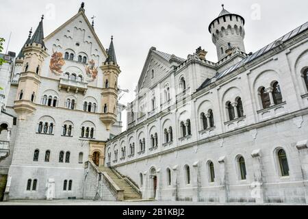 Füssen, Deutschland - 29. Juni 2016. Hauptgebäude und Innenhof des Schlosses Neuschwanstein im Dorf Hohenschwangau bei Füssen. Der Neuschwan Stockfoto