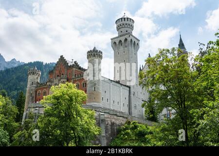 Füssen, Deutschland - 29. Juni 2016. Außenansicht des Schlosses Neuschwanstein im Dorf Hohenschwangau bei Füssen, mit Bergen im Hintergrund. Stockfoto