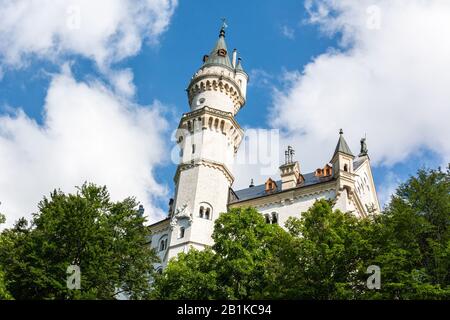 Füssen, Deutschland - 29. Juni 2016. Außenansicht des Schlosses Neuschwanstein im Dorf Hohenschwangau bei Füssen, mit Bergen im Hintergrund. Stockfoto