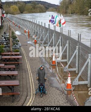 Bewdley, Großbritannien. Februar 2020. Das Hochwasser in der Worcestershire-Stadt Bewdley steigt immer noch an, und der Fluss Severn wird seinen Höhepunkt heute Abend gegen 20 Uhr erreichen. Viele Bewohner sind immer noch in Gefahr, dass Hochwasser in ihre Grundstücke eintritt, da die Rettungsdienste ihre Bemühungen fortsetzen, die Menschen in Bewdley sicher zu halten. Hochwasserschutzbarrieren entlang Severnside North halten das Hochwasser immer noch in Schach, da die Bewohner versuchen, ihre normalen Geschäfte zu machen. Kredit: Lee Hudson/Alamy Live News Stockfoto