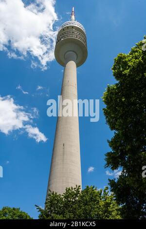 München, Deutschland - 1. Juli 2016. 291 m hoher Olympiaturm (Olympiaturm) in München, an einem klaren Sommertag. Der Turm dient auch als Sendeturm. Stockfoto