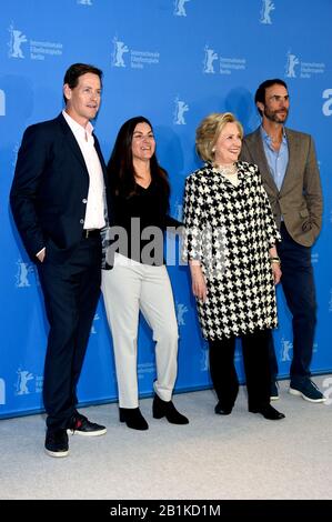 Howard T. Owens, Nanette Burstein, Hillary Rodham Clinton und Ben Silverman bei der Fotocall for 'Hillary' auf dem Internationalen Filmfestival der Berlinale 2020/70 im Hotel Grand Hyatt. Berlin, 25. Februar 2020. Nutzung weltweit Stockfoto