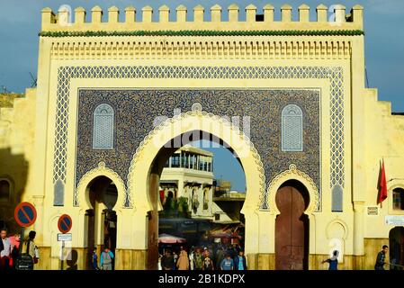 Fes, Marokko - 20. November 2014: Nicht identifizierte Menschen auf Bab Bou Jeloud, Eintritt in Medina und Souk Fes el-Bali Stockfoto