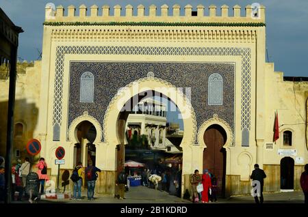 Fes, Marokko - 20. November 2014: Unidentifizierte Menschen am Bab Bou Jeloud den Eingang zum Souk Fes el-Bali Stockfoto