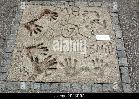 München, Deutschland - 1. Juli 2016. Mark der amerikanischen Rockband Aerosmith mit Händen und Wegweisern im Beton beim Olympic Walk of Stars in München. Stockfoto