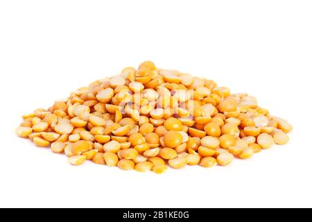 Pfahltrocken gespaltene gelbe Erbsen isoliert auf weißem Grund. Ideal für Suppen, Püree. Stockfoto