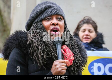 Westminster, London, Großbritannien. Februar 2020. Dawn Butler, Shadow Secretary of State for Women and Equalitäten. Der Arbeitsleiter Jeremy Corbyn sowie John Mc Donnell, Dawn Butler und der Labour-Vorsitzende Ian Lavery und andere sprechen über einen Protest, der von der PCS (Public and Commercial Services Union) organisiert wird, die auffällige Mitarbeiter von Interserve unterstützt. Ausgelagerte Mitarbeiter des Facilities Management im Foreign and Commonwealth Office (FCO) in London begannen ihre Streikzeit im November, da Interserve nicht bereit sind, PCS anzuerkennen. Kredit: Imageplotter/Alamy Live News Stockfoto