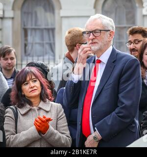 Westminster, London, Großbritannien. Februar 2020. Arbeitsleiter Jeremy Corbyn mit seiner Frau Laura Alvarez. Corbyn sowie John Mc Donnell, Dawn Butler und der Labour-Vorsitzende Ian Lavery und andere sprechen bei einem Protest, der von der PCS (Public and Commercial Services Union) organisiert wird, die auffällige Mitarbeiter von Interserve unterstützt. Ausgelagerte Mitarbeiter des Facilities Management im Foreign and Commonwealth Office (FCO) in London begannen ihre Streikzeit im November, da Interserve nicht bereit sind, PCS anzuerkennen. Kredit: Imageplotter/Alamy Live News Stockfoto