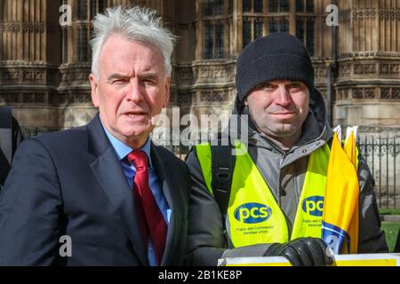 Westminster, London, Großbritannien. Februar 2020. John McDonnell, Shadow Chancellor, mit einem pc-Vertreter. Der Arbeitsleiter Jeremy Corbyn sowie John Mc Donnell, Dawn Butler und der Labour-Vorsitzende Ian Lavery und andere sprechen über einen Protest, der von der PCS (Public and Commercial Services Union) organisiert wird, die auffällige Mitarbeiter von Interserve unterstützt. Ausgelagerte Mitarbeiter des Facilities Management im Foreign and Commonwealth Office (FCO) in London begannen ihre Streikzeit im November, da Interserve nicht bereit sind, PCS anzuerkennen. Kredit: Imageplotter/Alamy Live News Stockfoto