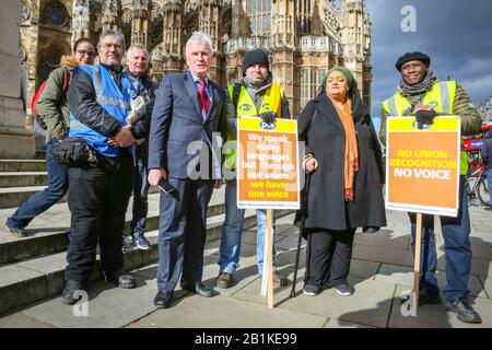 Westminster, London, Großbritannien. Februar 2020. John McDonnell, Shadow Chancellor, mit pcs. Der Arbeitsleiter Jeremy Corbyn sowie John Mc Donnell, Dawn Butler und der Labour-Vorsitzende Ian Lavery und andere sprechen über einen Protest, der von der PCS (Public and Commercial Services Union) organisiert wird, die auffällige Mitarbeiter von Interserve unterstützt. Ausgelagerte Mitarbeiter des Facilities Management im Foreign and Commonwealth Office (FCO) in London begannen ihre Streikzeit im November, da Interserve nicht bereit sind, PCS anzuerkennen. Kredit: Imageplotter/Alamy Live News Stockfoto