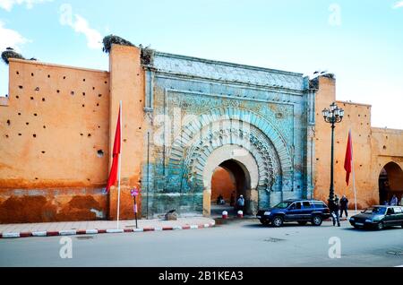 Marrakesch, Marokko - 22. November 2014: Nicht identifizierte Menschen und Stadtmauer mit Bab Agnaou und Storchennestern Stockfoto