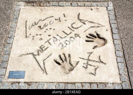 München, Deutschland - 1. Juli 2016. Mark der amerikanischen Heavy-Metal-Band Metallica mit Händen und Wegzeichen im Beton beim Olympic Walk of Stars in Mun Stockfoto