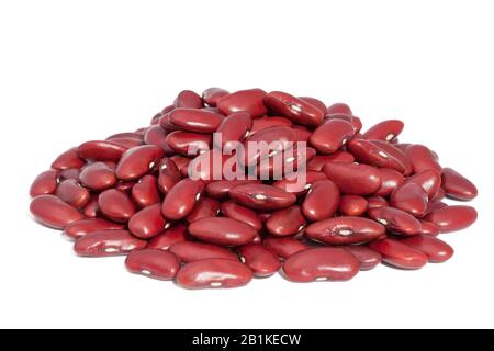Pile Rote Nierenbohne isoliert auf weißem Hintergrund. Auch Rajma oder Mexican Bean genannt. Eine große, nierenförmige Bohne Stockfoto