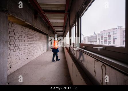 Mainz, Deutschland. Februar 2020. Ein Planungsmitarbeiter steht in der Rheingoldhalle in einem langen Korridor mit Blick auf Mainz. Seit Oktober 2018 wird die Rheingoldhalle umfassend saniert und umgebaut. Wegen eines Brandes im Mai 2019 wird mit einer Fertigstellung der Arbeiten bis Frühjahr 2021 nicht gerechnet. Kredit: Andreas Arnold / dpa / Alamy Live News Stockfoto