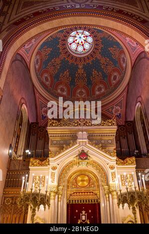 Prächtiges Interieur der jüdischen Synagoge in der Straße von Dohány in Budapest Stockfoto