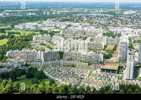 München, Deutschland - 1. Juli 2016. Luftbild über Olympisches Dorf (Olympisches Dorf) in München, im Sommer. Das Dorf wurde für die Summe von 1972 gebaut Stockfoto