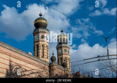 Uhrtürme der jüdischen Synagoge in der Straße von Dohány in Budapest Stockfoto