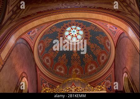 Prächtiges Interieur der jüdischen Synagoge in der Straße von Dohány in Budapest Stockfoto