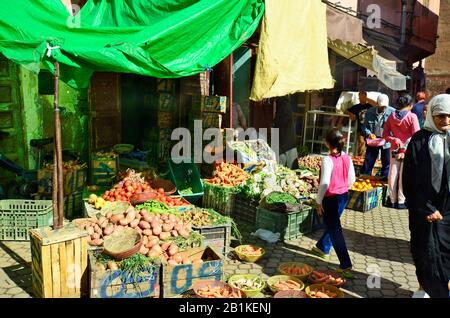 Marrakesch, Marokko - 22. November 2014: Nicht identifizierte Menschen kaufen mit Lebensmitteln, Gemüse und Obst auf dem Markt ein Stockfoto