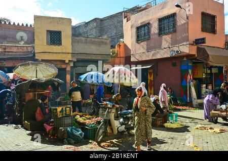 Marrakesch, Marokko - 22. November 2014: Nicht identifizierte Menschen auf dem Straßenmarkt mit verschiedenen Waren und Lebensmitteln Stockfoto