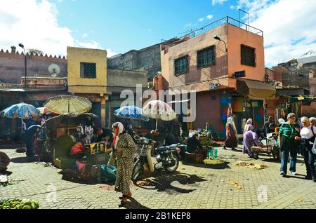 Marrakesch, Marokko - 22. November 2014: Nicht identifizierte Menschen auf dem Straßenmarkt mit verschiedenen Waren und Lebensmitteln Stockfoto