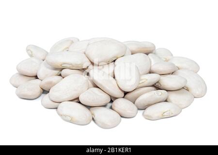 Pile Lima Bean isoliert auf weißem Hintergrund. Große Bohnen mit einem butterigen Geschmack und stärkehaltiger Textur. Stockfoto
