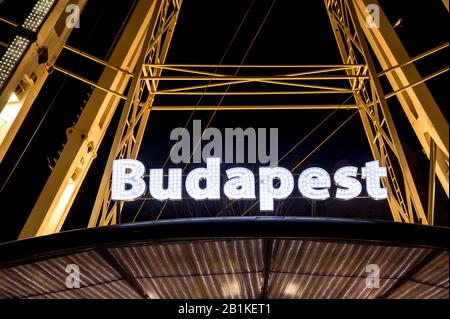 Budapester Schild in der Nacht auf dem Budapester Eye-Ferris-Rad Stockfoto