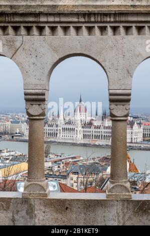 Das ungarische Parlament aus der Fischerbastei auf dem Buda-Hügel, Budapest mit Stockfoto