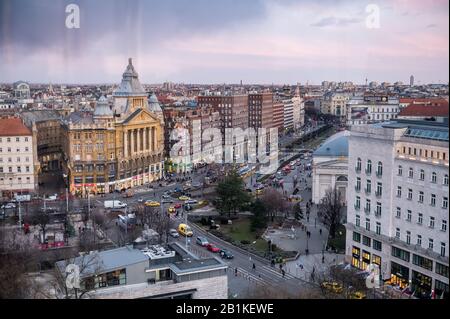 Sonnenuntergang über den Dächern von Budapest im Winter Stockfoto