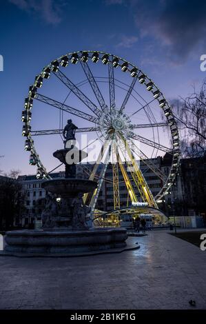Budapester Augen-Riesenrad zur blauen Stunde mit Donau-Brunnen Stockfoto