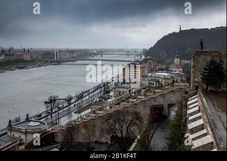 Blick über Budapest mit der Donau, dem Gellert Hügel und der Elisabethbrücke an einem regnerischen Wintertag Stockfoto