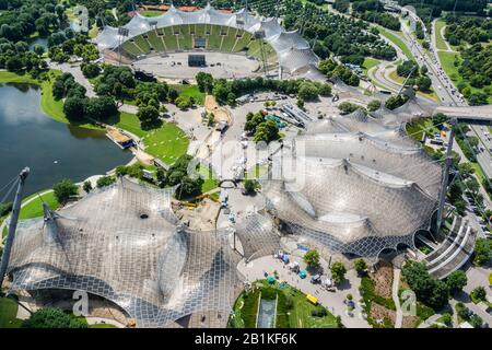 München, Deutschland - 1. Juli 2016. Blick auf Olympiastadion, Olympiahalle-Arena und Olympia-Schwimmhalle in München. Stockfoto